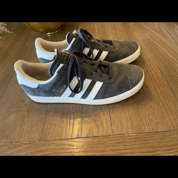 Sold!! ❌Adidas gazelle tennis shoes - Picture 4 of 5